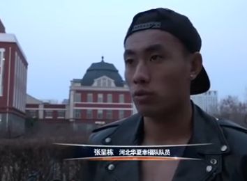 被监视器拍到的男女